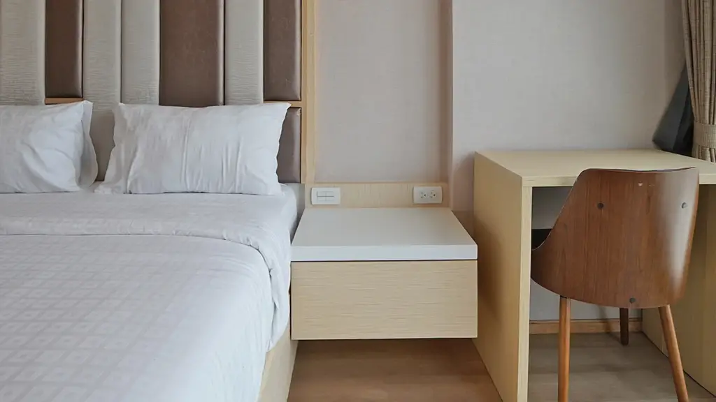 outlet bedside 2