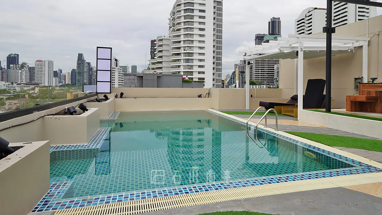 Ramada by Wyndham Bangkok Ten Ekamai Residences - Pool