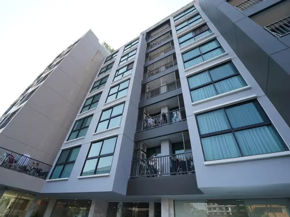 upper suites sriracha