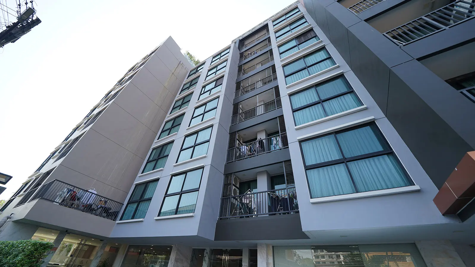 upper suites sriracha